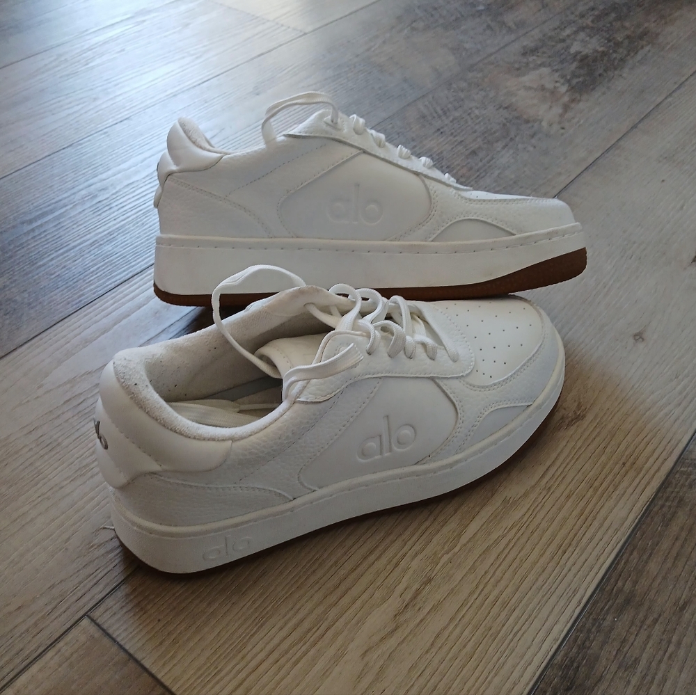 ALO Recovery Mode Sneakers in Natural White/Gum. W (7) M(5.5) - Picture 6 of 11